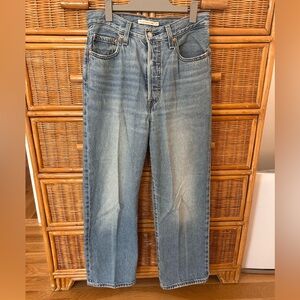 Levi’s ribcage straight ankle jeans in 27